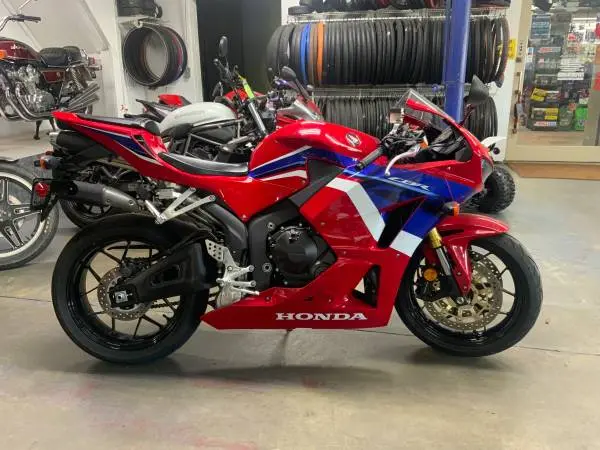Honda_CBR600RR_600cc_Manual_2023-3.webp