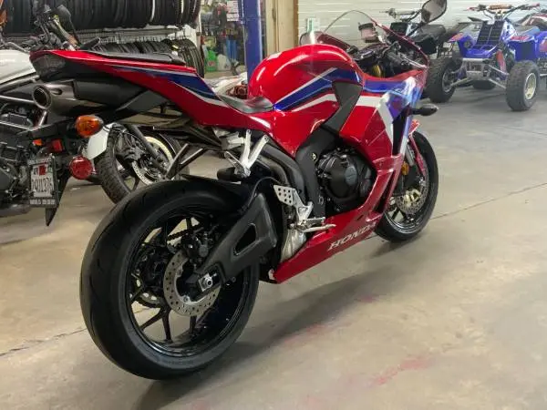 Honda_CBR600RR_600cc_Manual_2023-2.webp