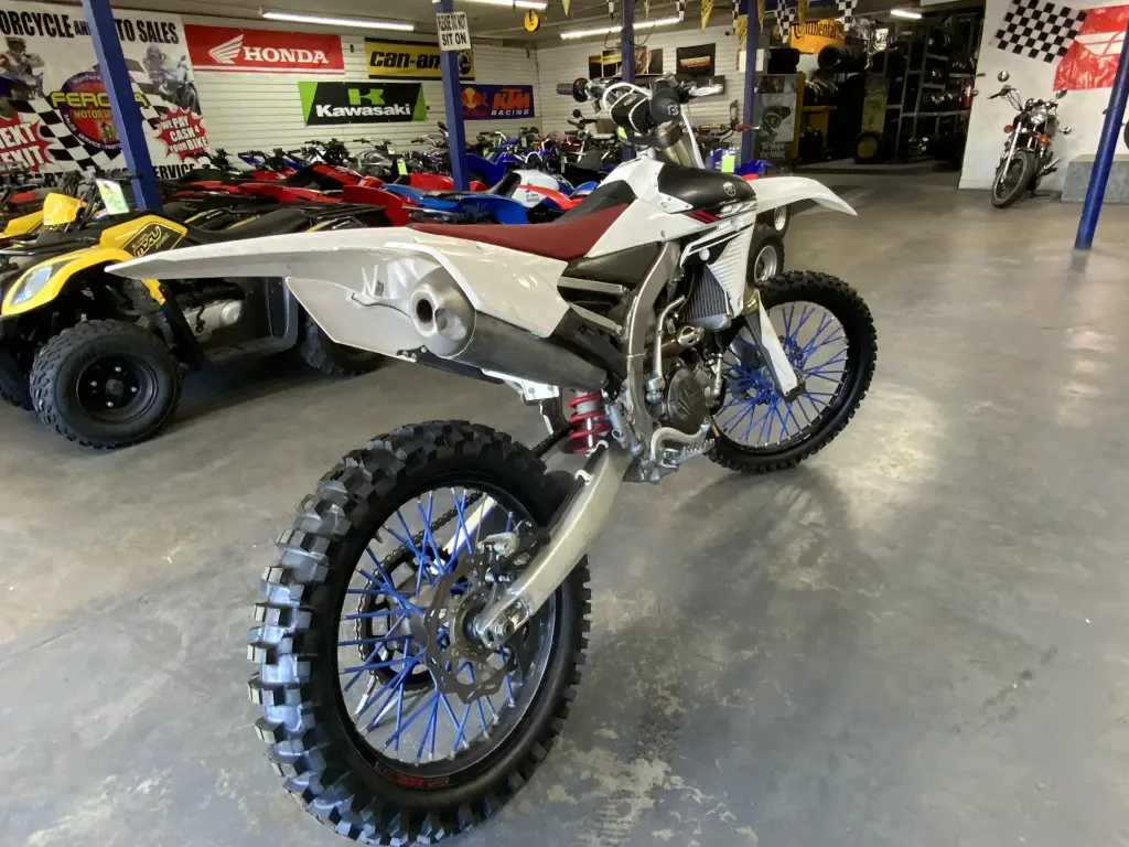 2014_dirtbike_YamahaYZ450F-1.webp