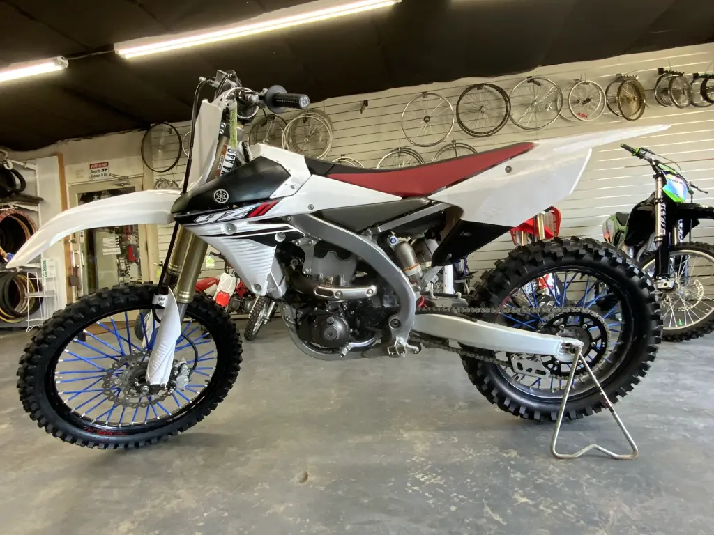 2014_dirtbike_YamahaYZ450F-3.webp